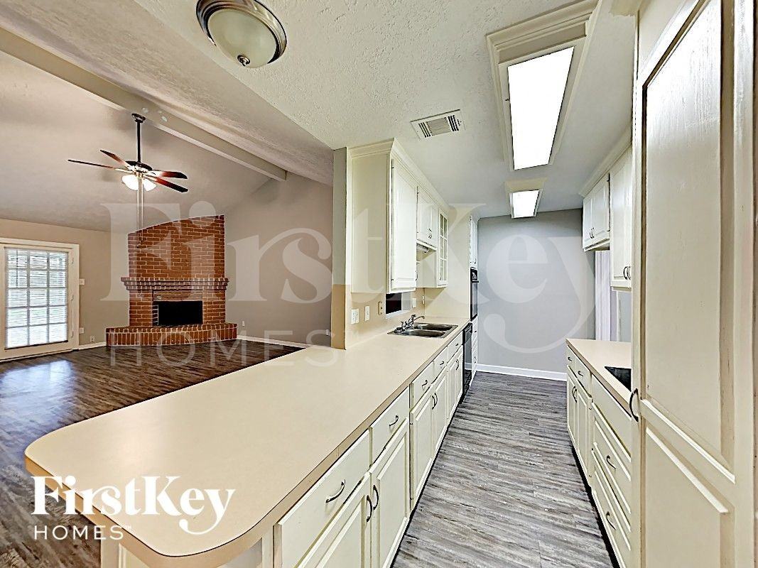 7123 Foxmar Ln - Photo 4 of 13