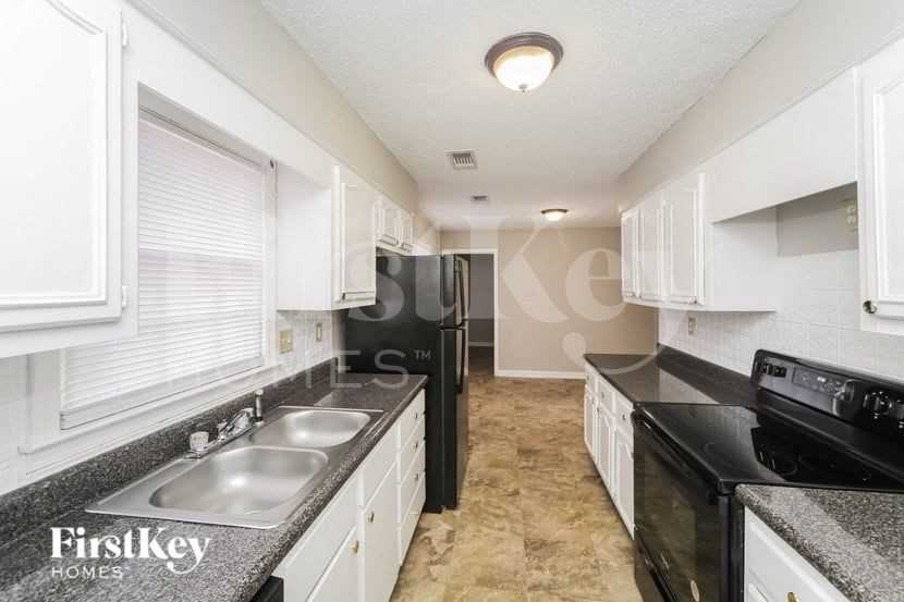 6734 Amersham Dr - Photo 5 of 15