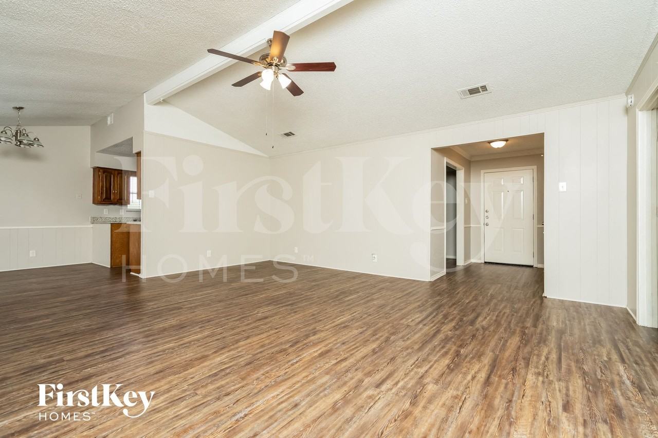 635 Truman Ct - Photo 3 of 15