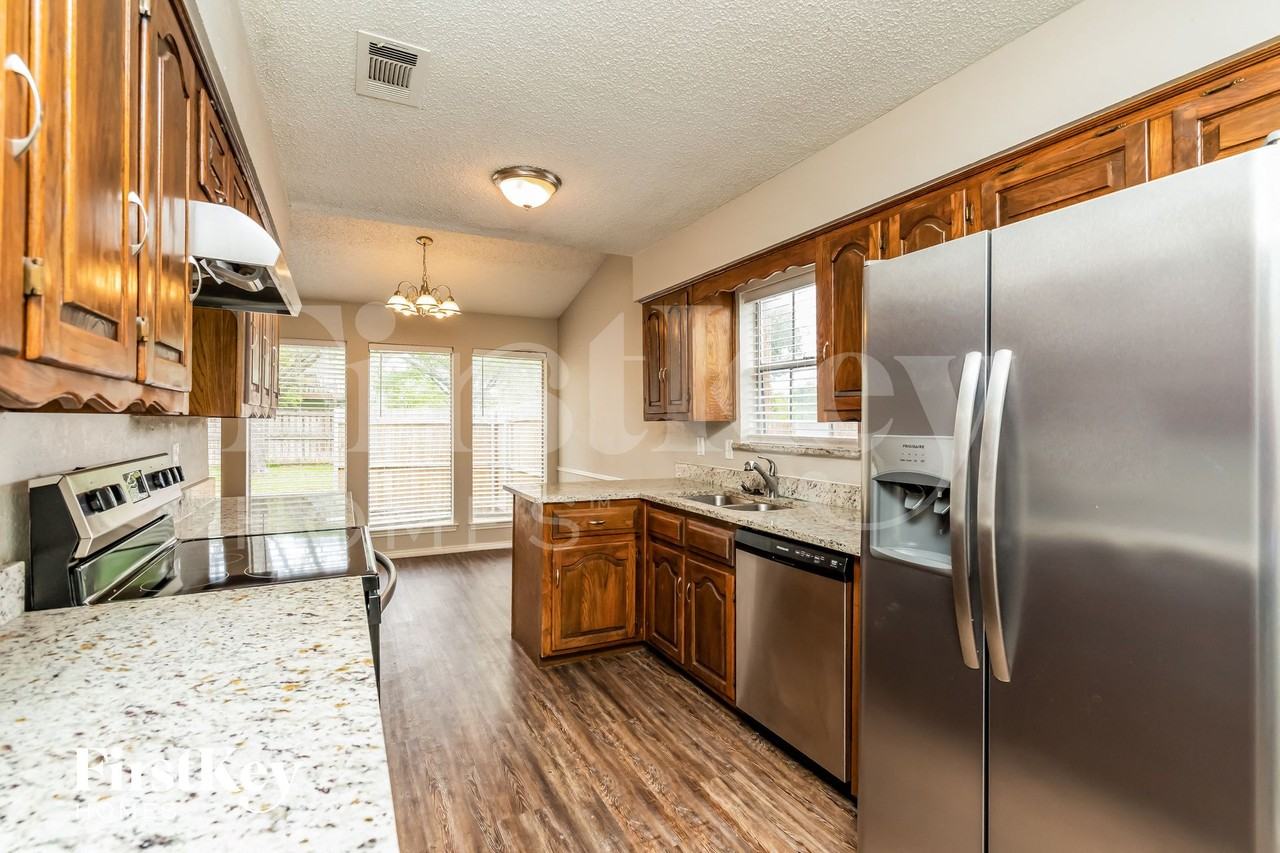 635 Truman Ct - Photo 5 of 15