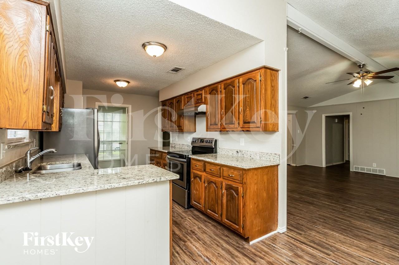 635 Truman Ct - Photo 6 of 15