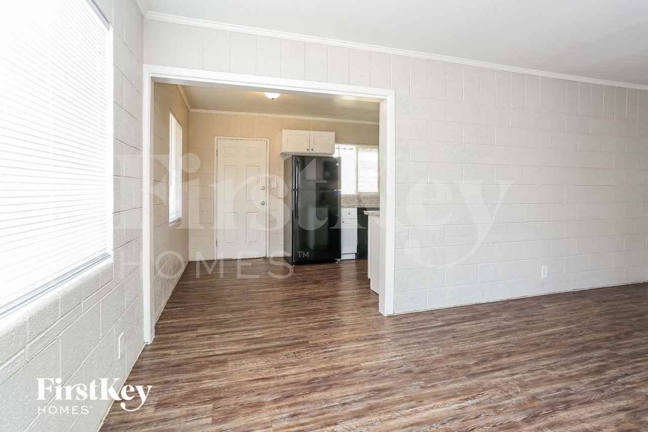 619 Essex East Dr - Photo 4 of 15