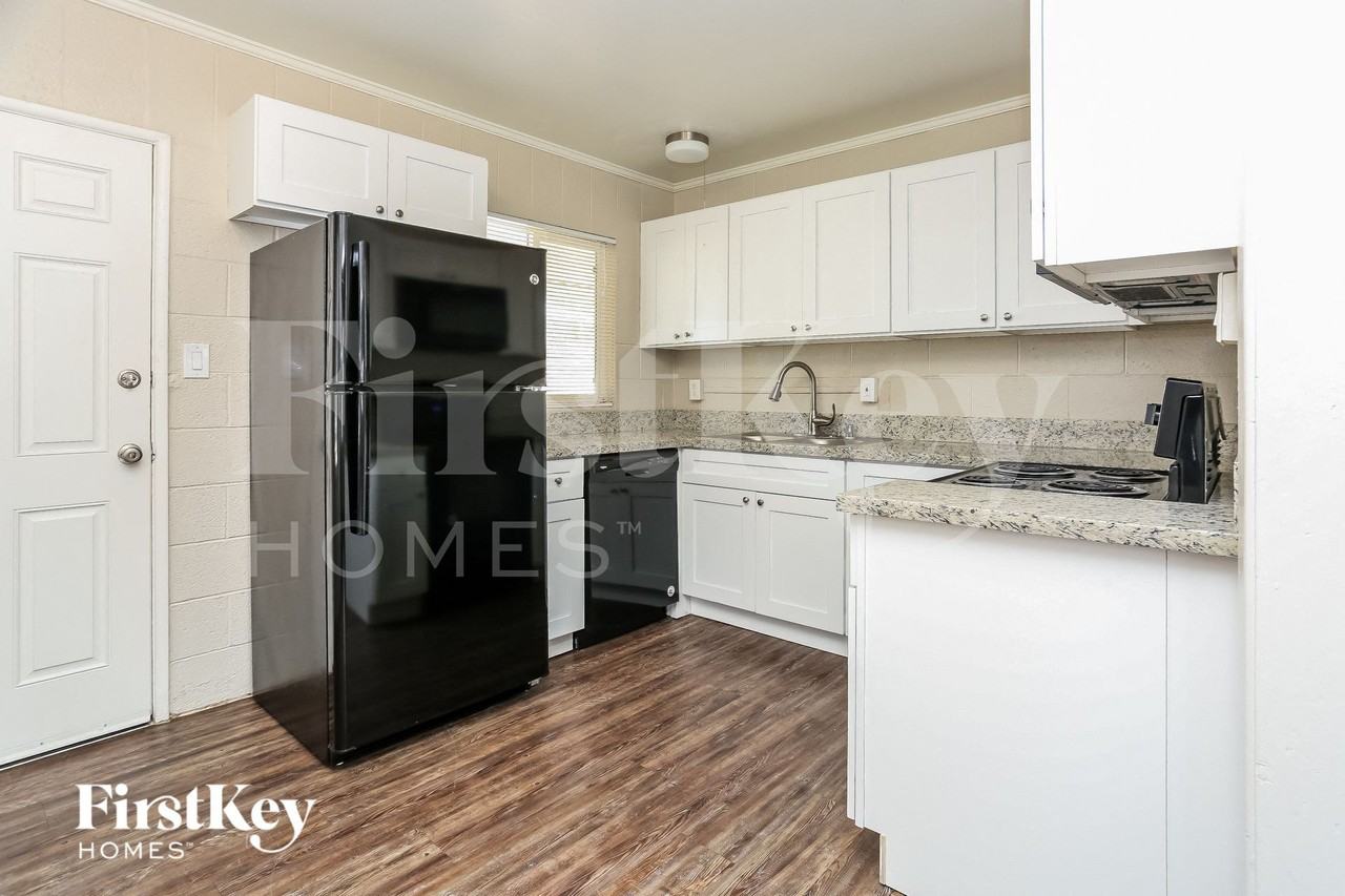 619 Essex East Dr - Photo 5 of 15