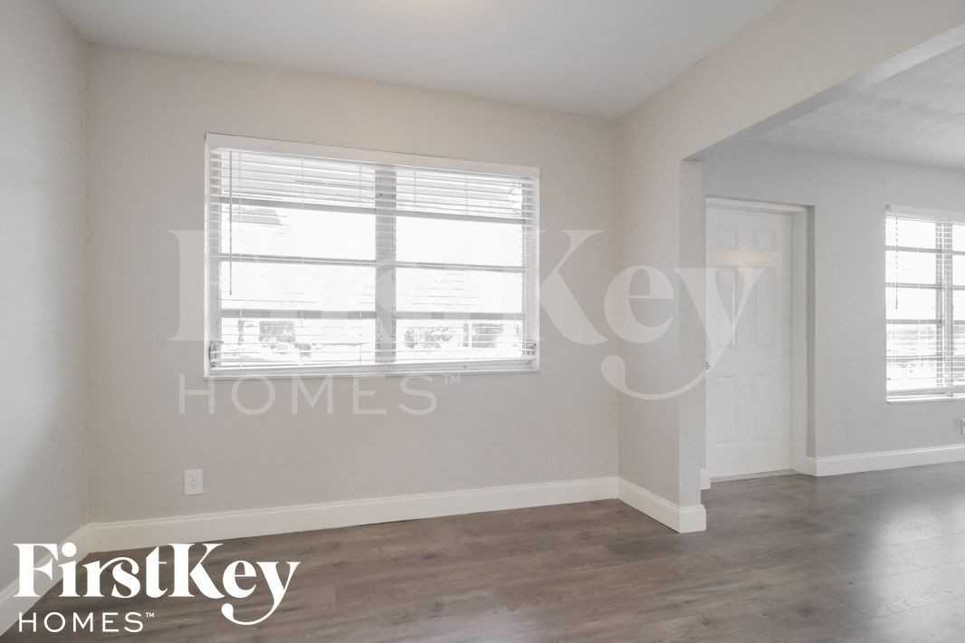 4521 Nw 12th Ave - Photo 5 of 15