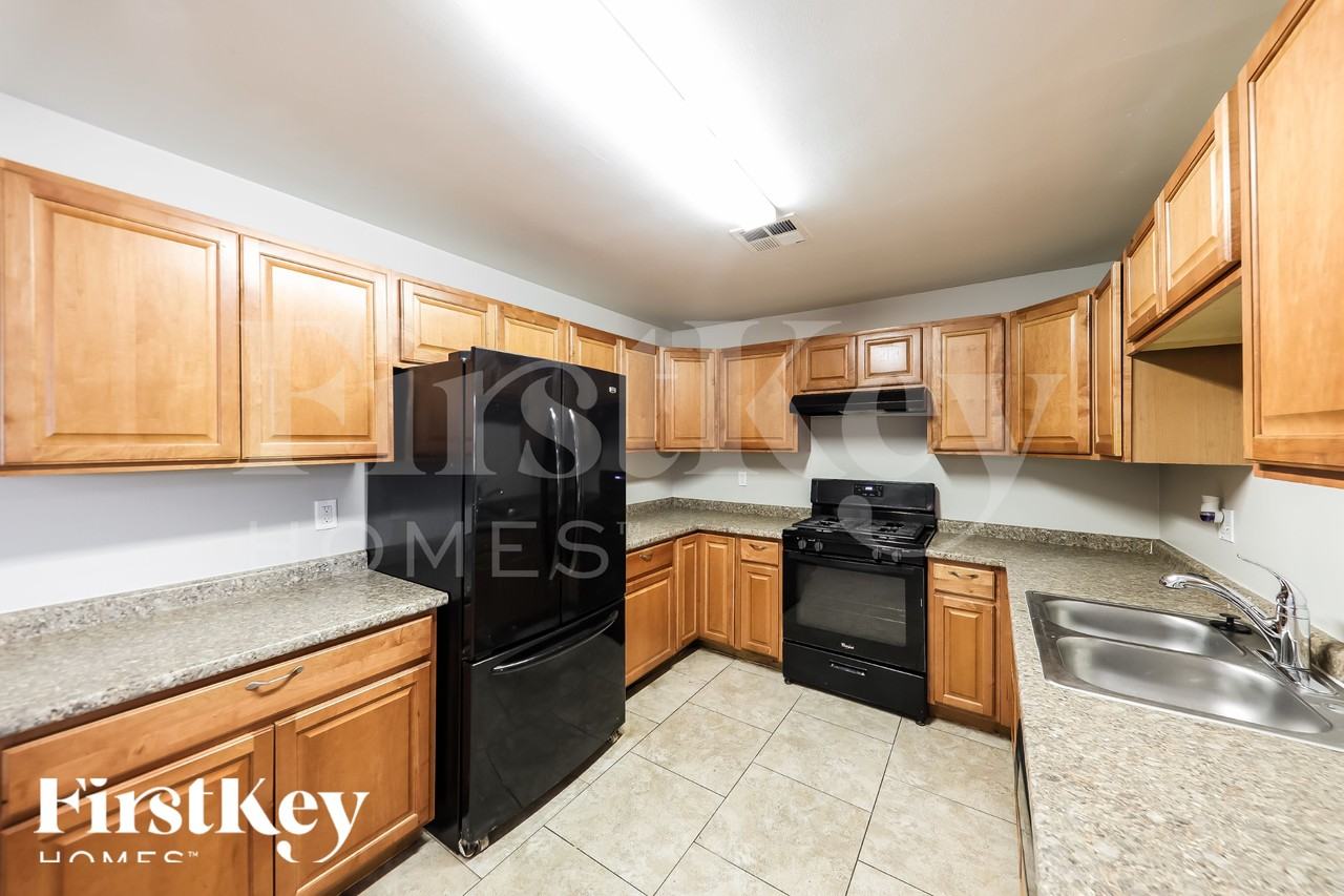 2118 W Montebello Ave - Photo 7 of 16