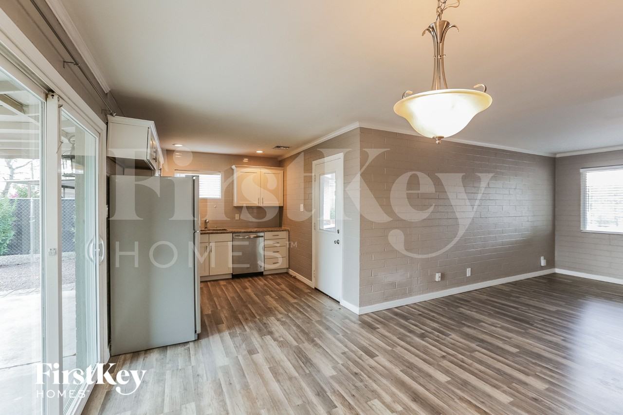 14832 N 35th Pl - Photo 5 of 15