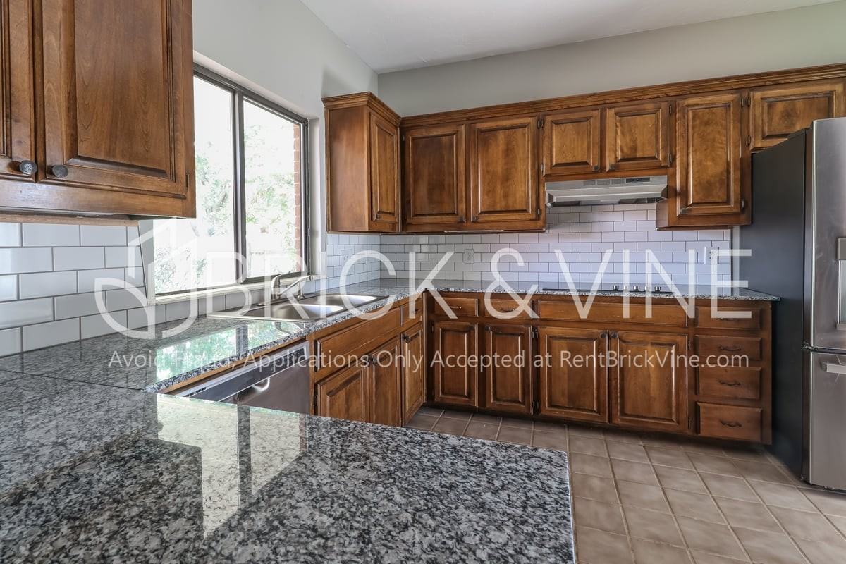 904 Julies Trl - Photo 3 of 16