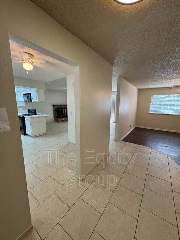 1009 W Laura Ave - Photo 3 of 30