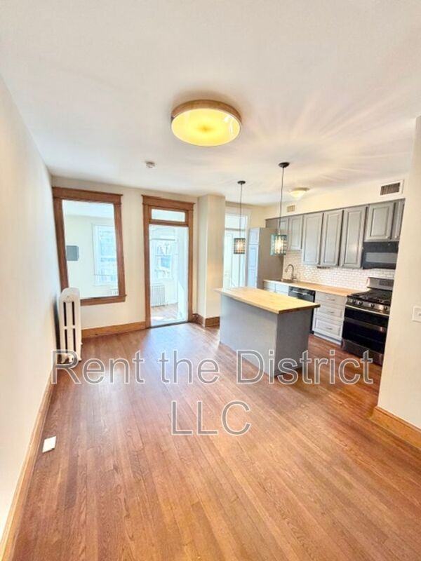 814 Longfellow St Nw - Photo 4 of 17