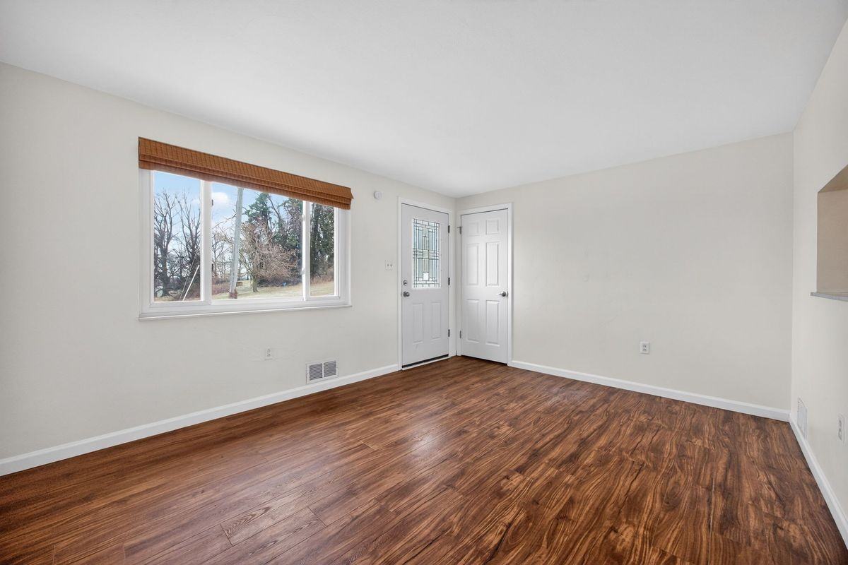 616 Lane Way - Photo 5 of 19