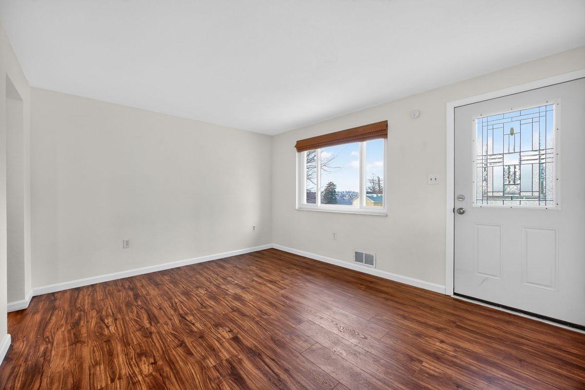 616 Lane Way - Photo 7 of 19