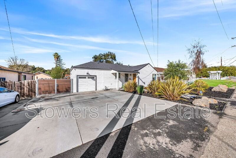 21747 Orange Ave - Photo 2 of 43