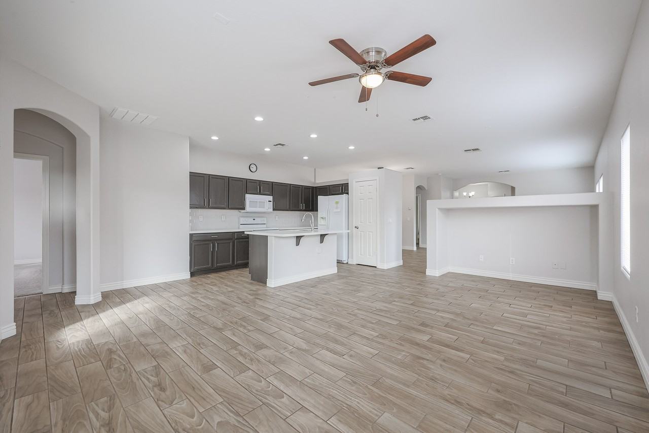 8805 W Hilton Ave - Photo 5 of 31