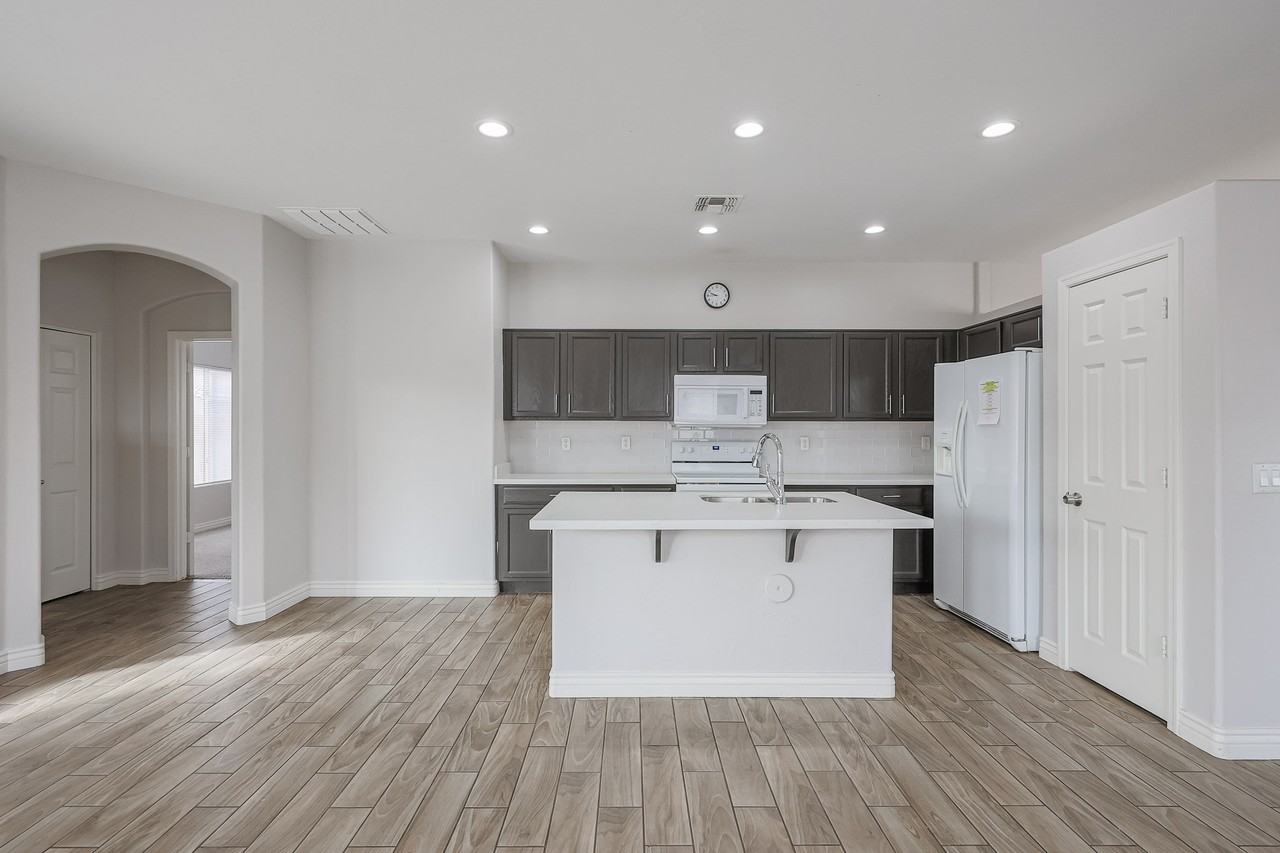 8805 W Hilton Ave - Photo 6 of 31