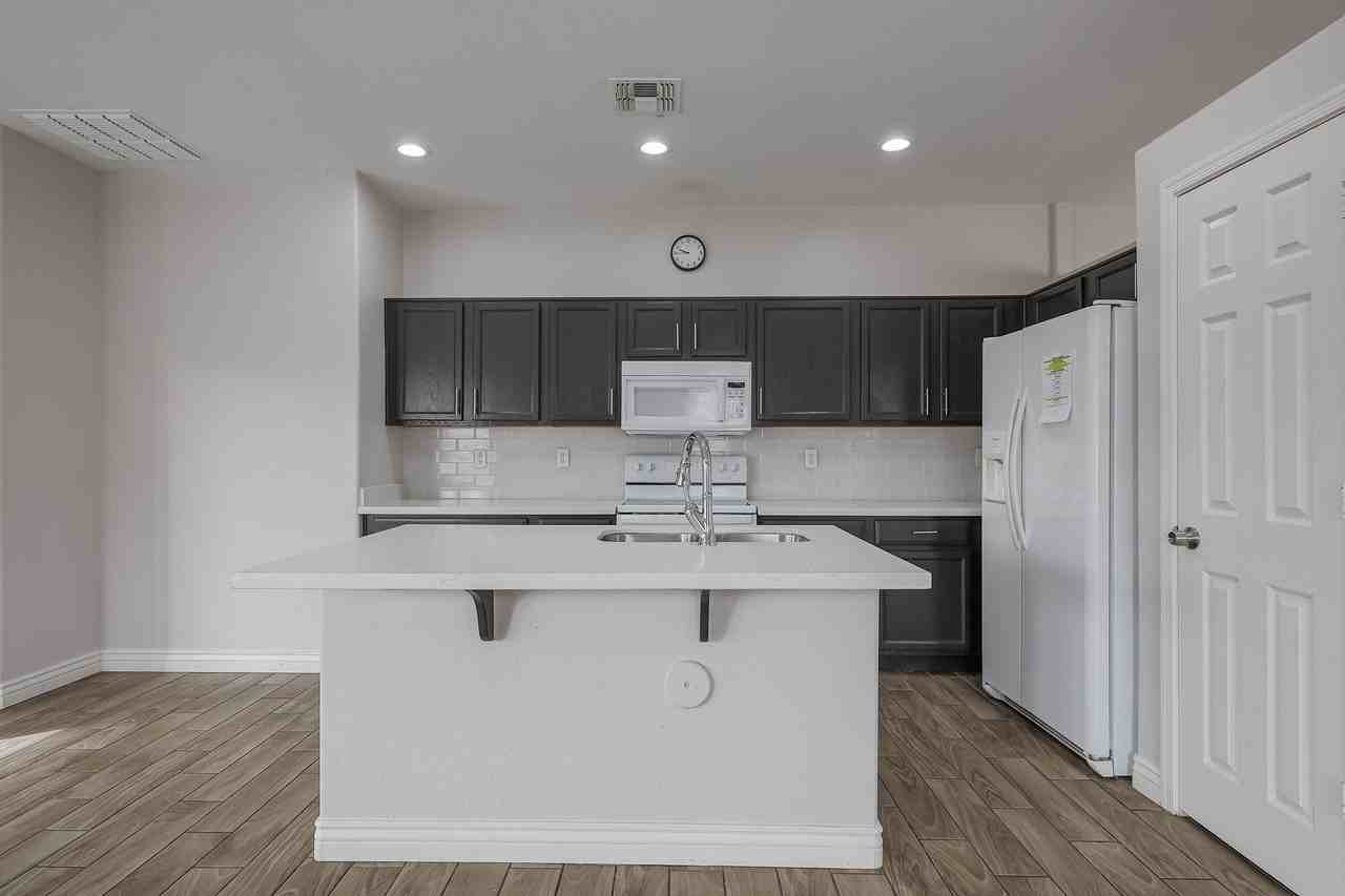 8805 W Hilton Ave - Photo 7 of 31