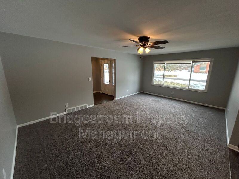 5713 Daphne Ln - Photo 3 of 18