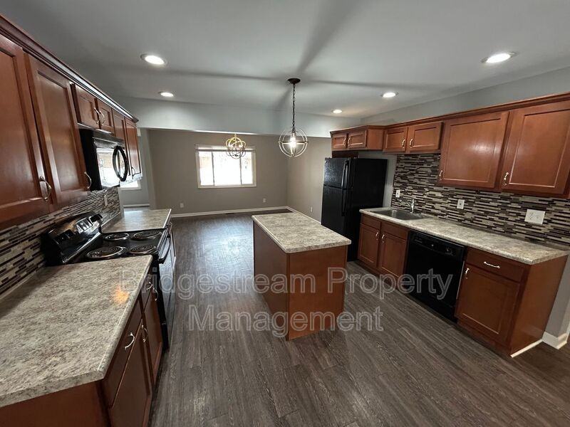 5713 Daphne Ln - Photo 4 of 18