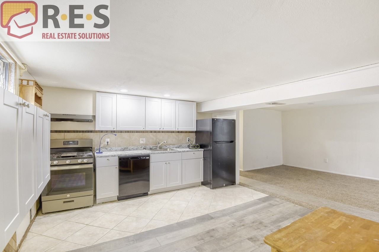 4260 E Fremont Ave - Photo 4 of 17