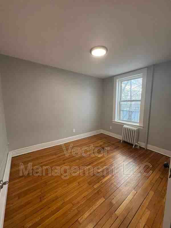 1476 Chapel St - Photo 6 of 10