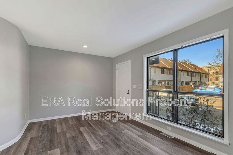 2410 Grandview Ave - Photo 5 of 33