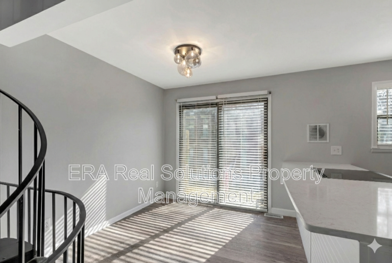 2410 Grandview Ave - Photo 7 of 33