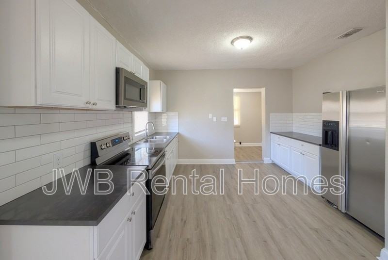 2253 W 10th St - Photo 4 of 16