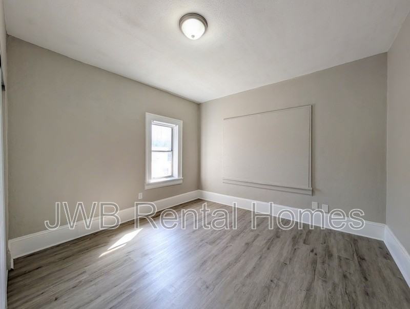 2253 W 10th St - Photo 7 of 16