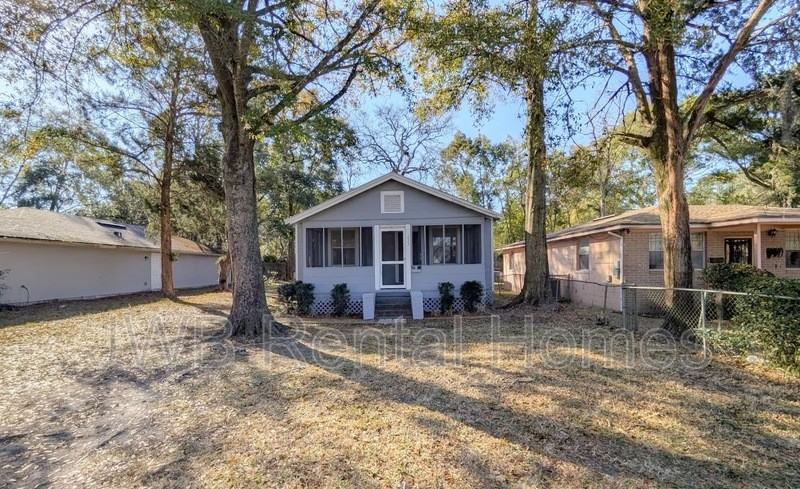 222 E 43rd St - Photo 2 of 15