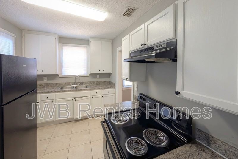 222 E 43rd St - Photo 4 of 15