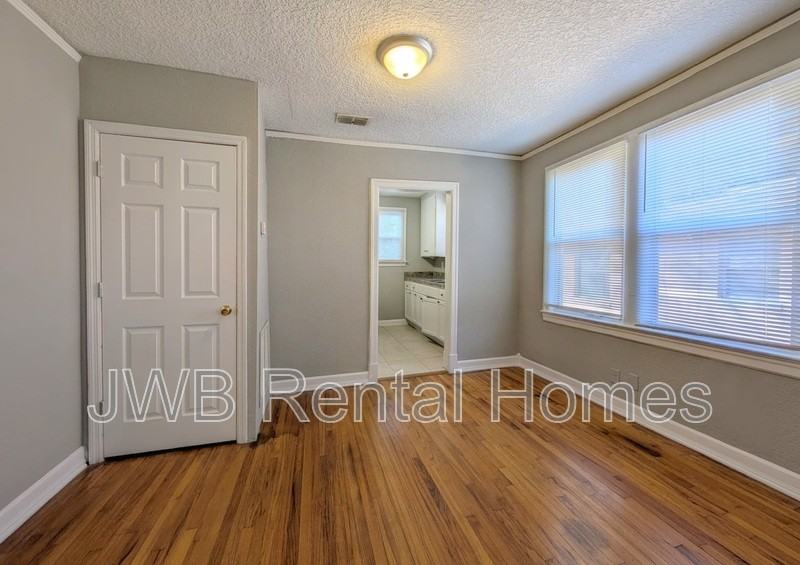 222 E 43rd St - Photo 5 of 15