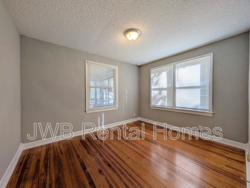 222 E 43rd St - Photo 7 of 15