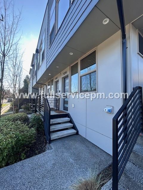 5255 Fauntleroy Way Sw - Photo 2 of 29