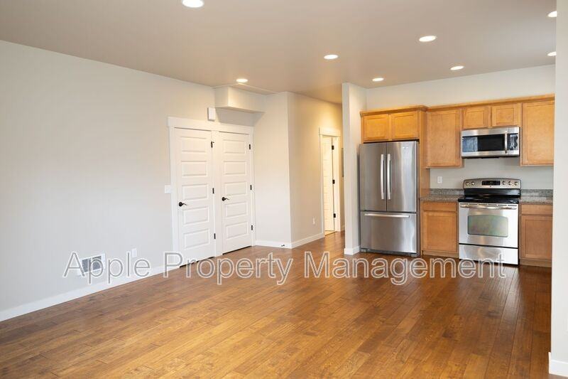 556 1/2 Prospect St - Photo 5 of 18