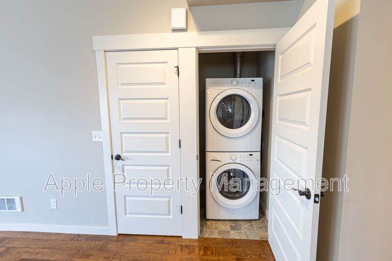 556 1/2 Prospect St - Photo 6 of 18