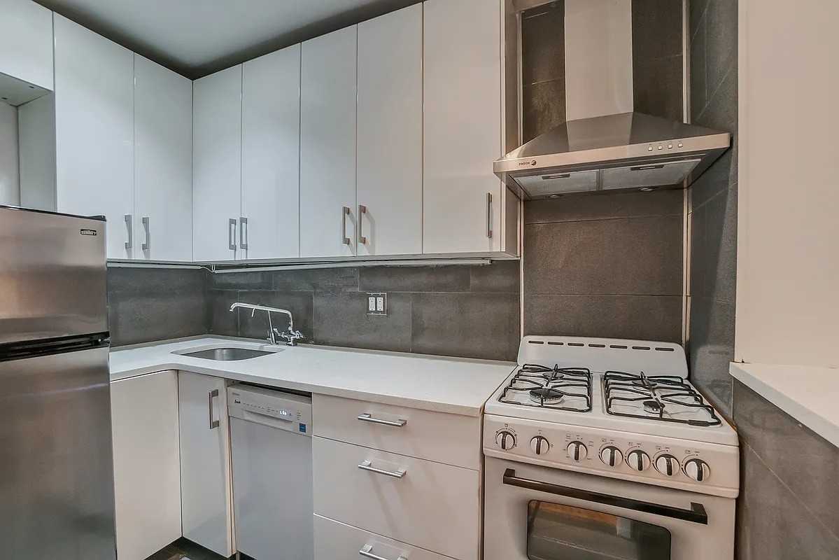 154 E 7Th St - Photo 2 of 7