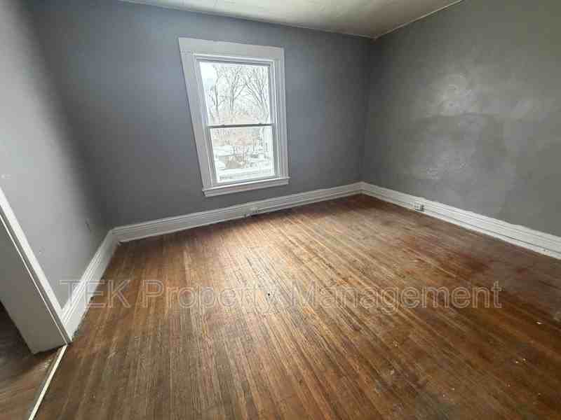 195 Parsells Ave #UP - Photo 3 of 10