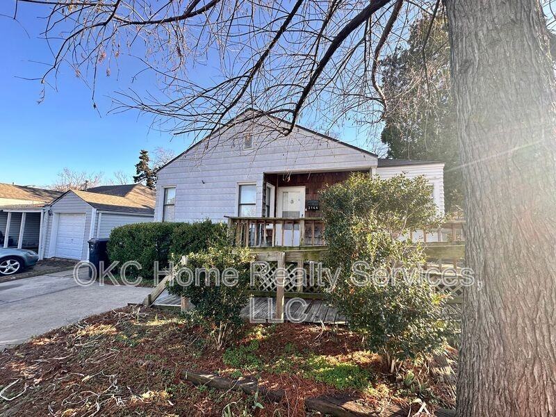 2144 Nw 36th St - Photo 5 of 31