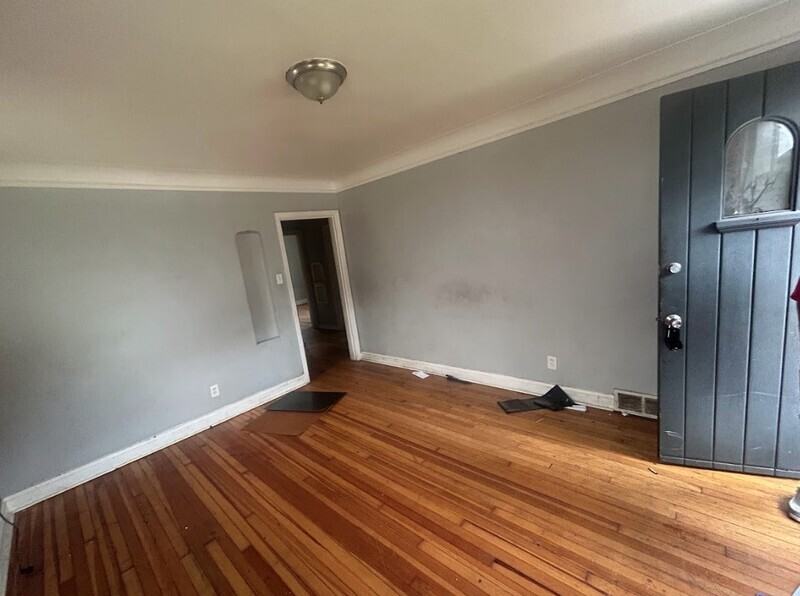 7007 Myron Ave - Photo 2 of 4