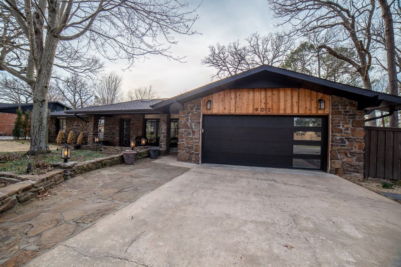 907 NW B St - Photo 2 of 2