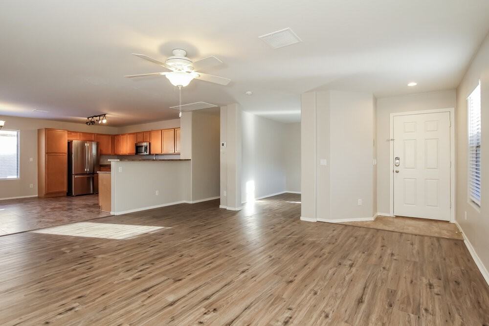 43680 W Bedford Dr - Photo 4 of 16