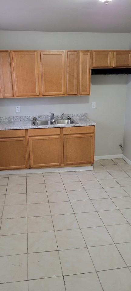 1043 Mount St - Photo 2 of 7