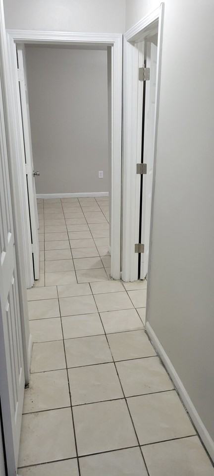 1043 Mount St - Photo 5 of 7