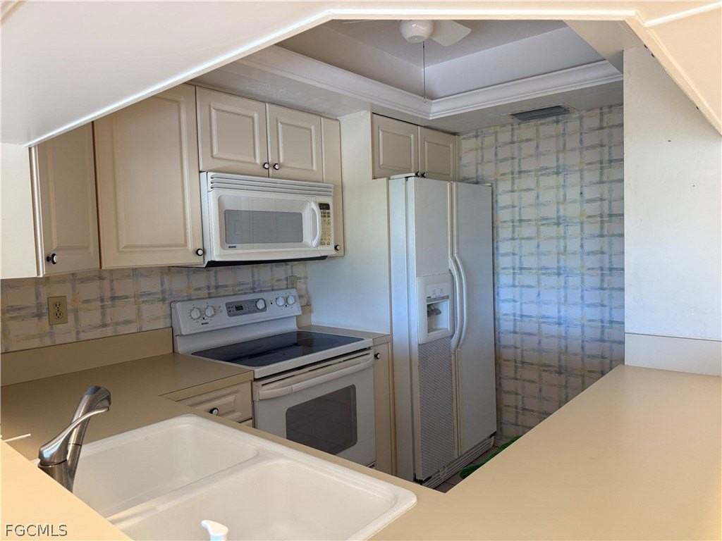 5870 Trailwinds Dr Apt 612 #612 - Photo 5 of 12