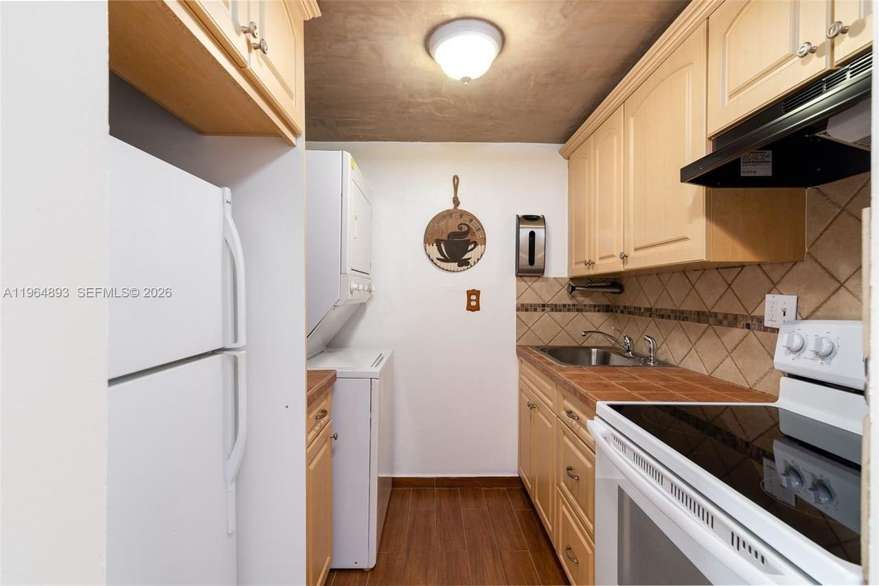 1933 Sw 7th St #403 - Photo 4 of 9