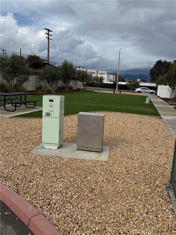 501 Villa Way - Photo 5 of 37