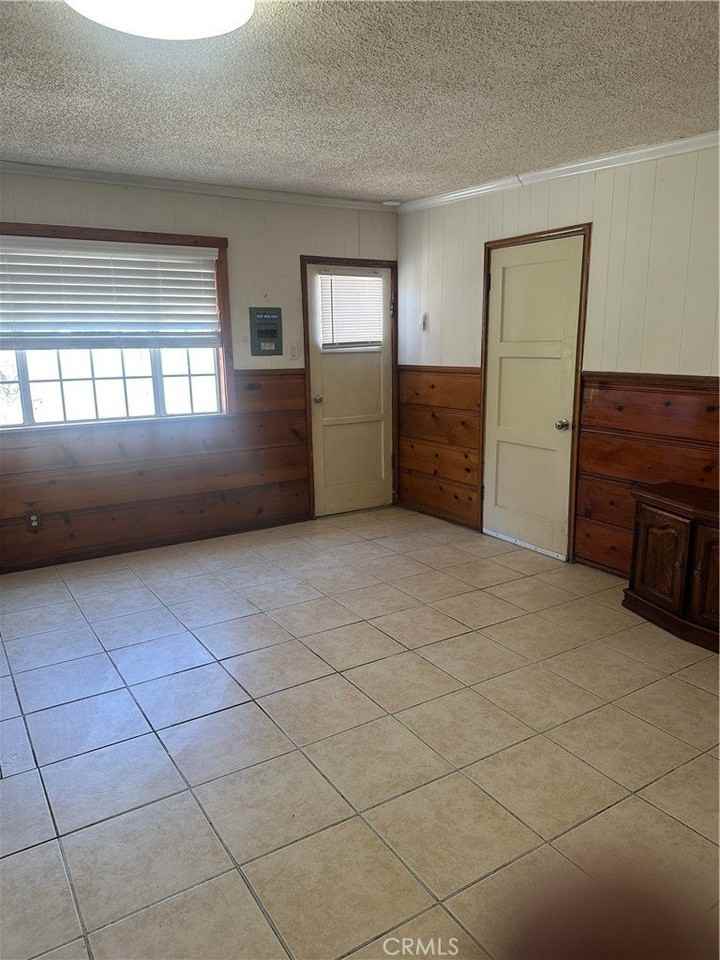 8731 S Gramercy Pl - Photo 7 of 10