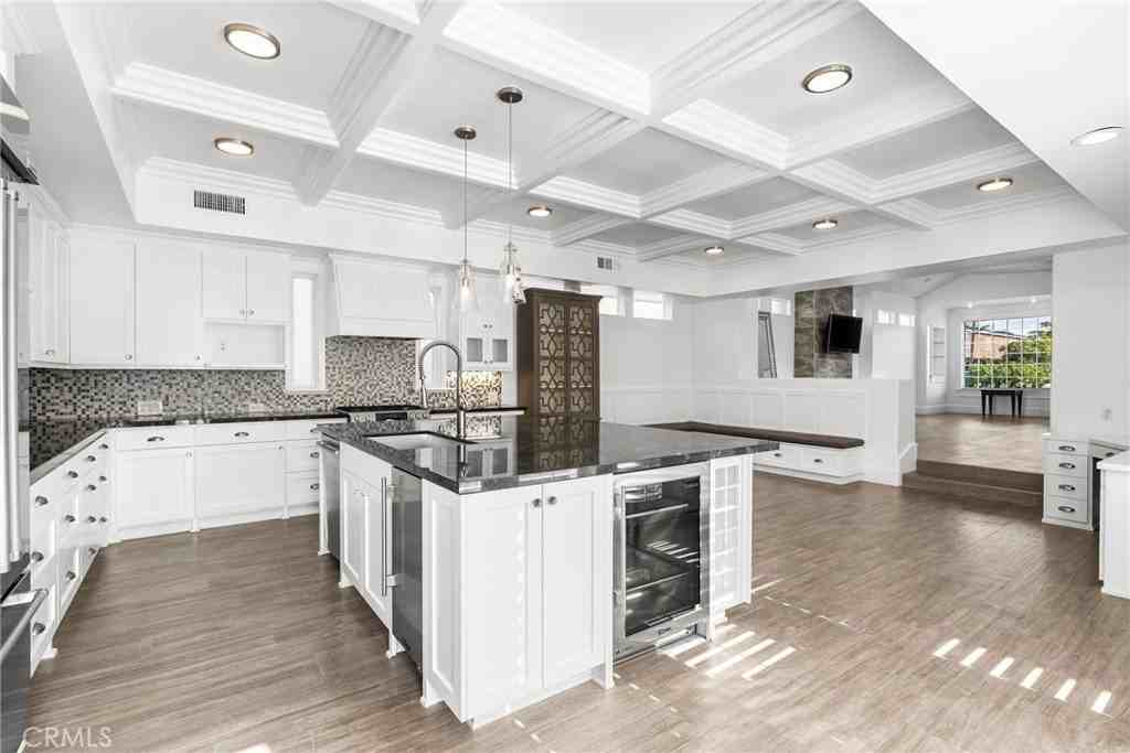 357 13th St - Photo 4 of 25