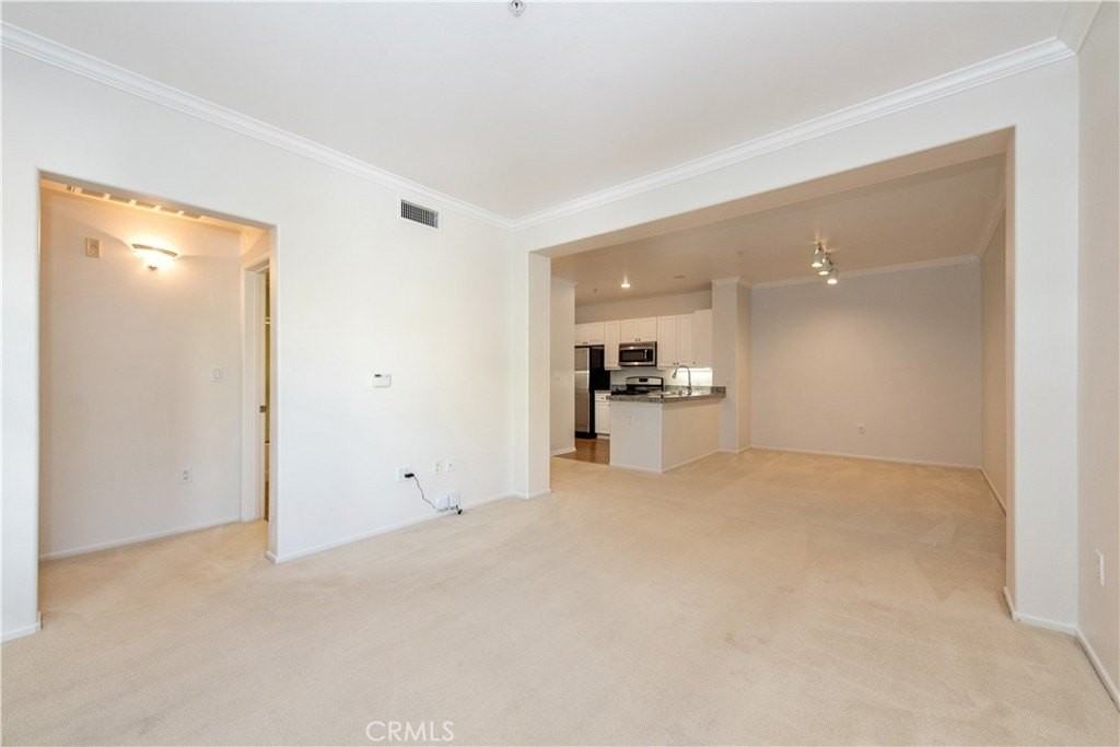 3239 Watermarke Pl - Photo 5 of 19