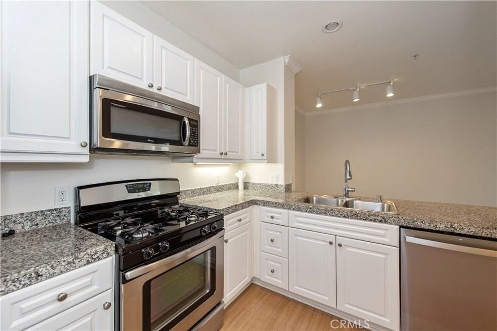 3239 Watermarke Pl - Photo 7 of 19