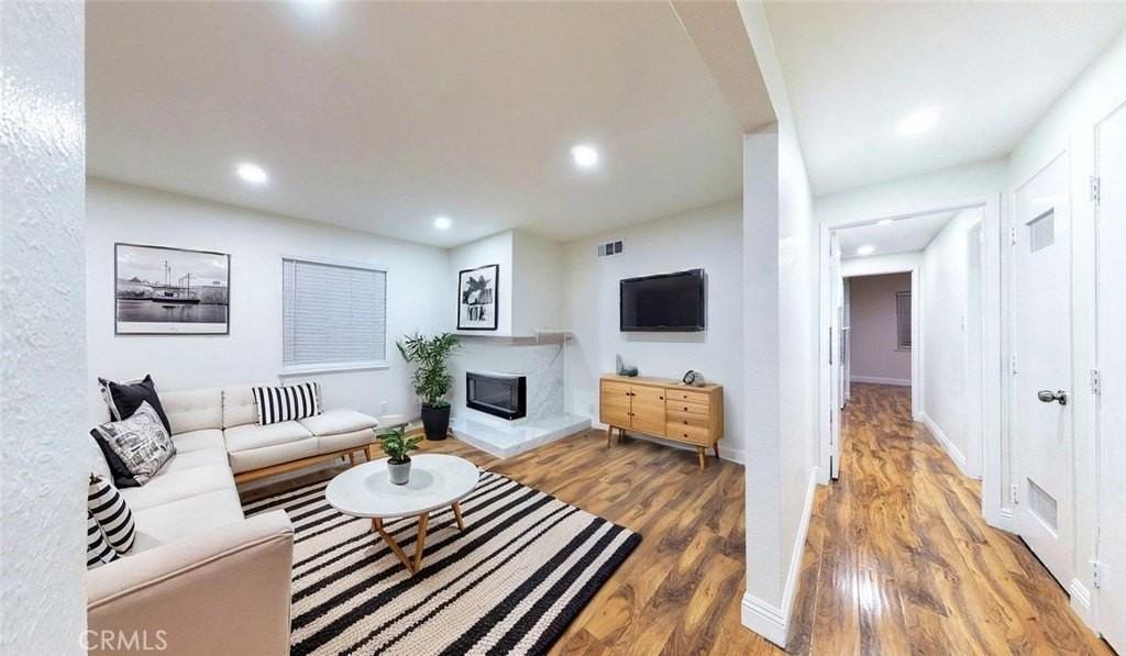 2315 E Alden Ave - Photo 3 of 29